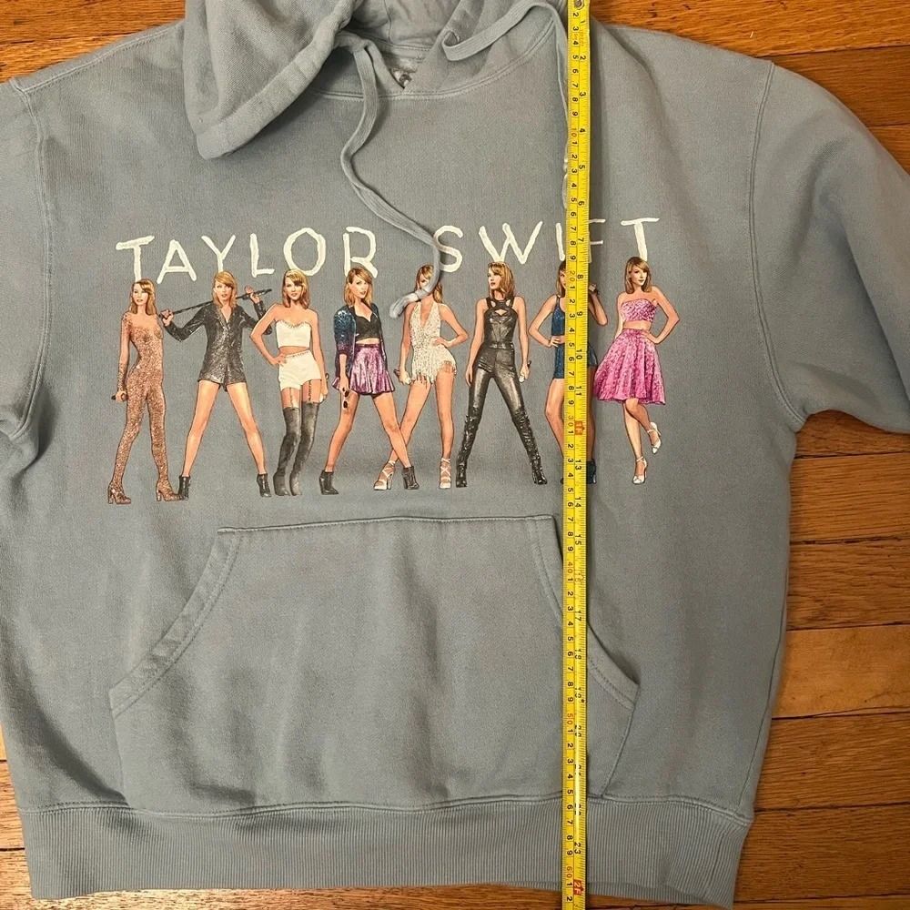 Taylor Swift 1989 collectible hoodie. SIZE MEDIUM. - Picture 5 of 5